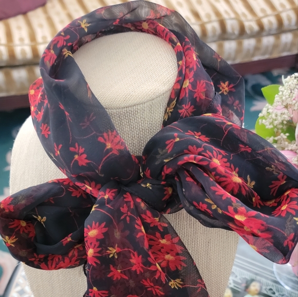 Vintage black with flower scarf. Very large. Versatile. - Picture 4 of 10
